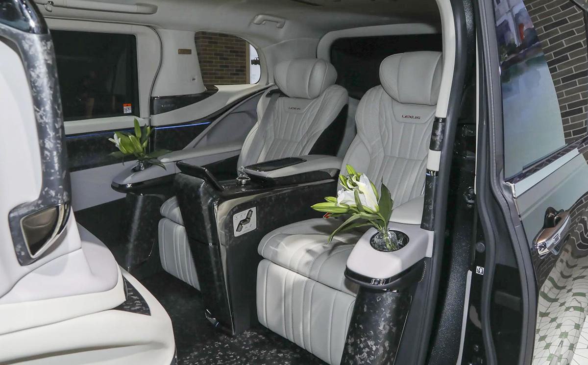 雷克萨斯LM特别版亮相,外观很霸气,侧滑门,双色车漆,2+2座椅