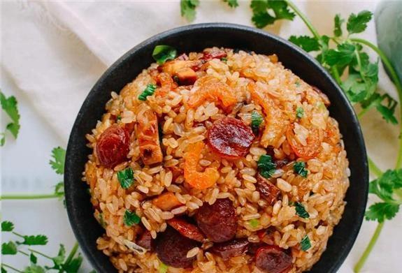 回家必吃这碗饭，腊肠糯米香翻天，3天不吃馋到慌