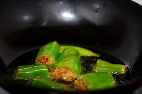 青椒酿肉香翻天,8分钟出锅全家抢,四川人最爱这口辣