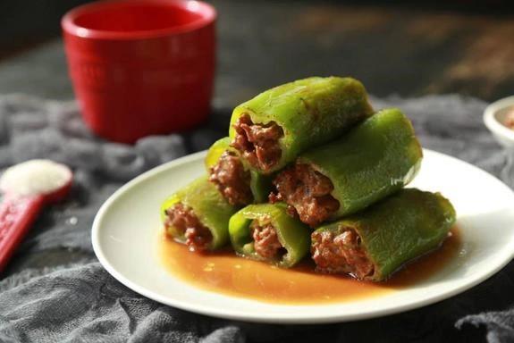 青椒酿肉香翻天,8分钟出锅全家抢,四川人最爱这口辣