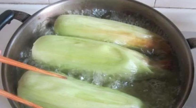 煮玉米扒皮是习惯,味道却总不尽如人意,你敢信带皮煮最好吃吗?