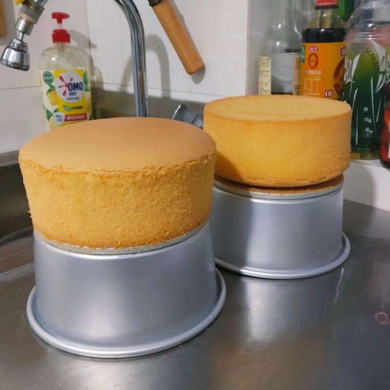 戚风蛋糕中间发不起来是怎么回事？戚风蛋糕中间空的原因