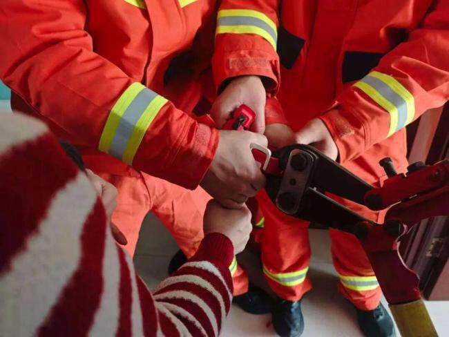 儿童手指被卡水杯盖 消防5分钟解救 家长感激消防员