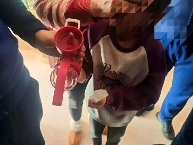 儿童手指被卡水杯盖 消防5分钟解救 家长感激消防员