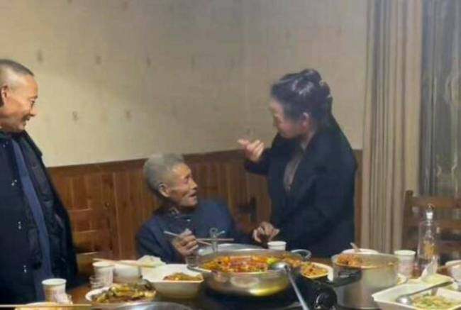 一家三口被拐 父女分离31年终重聚 跨越三代的团聚时光