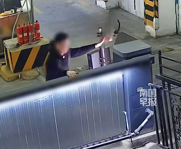 男子长期乱停车被列黑名单后打保安 小区纠纷升级