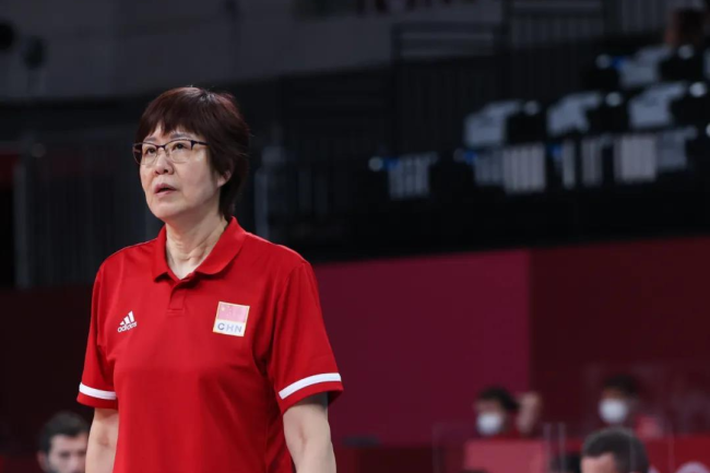 64岁郎平获教练终身成就奖 与古巴教练共同领奖