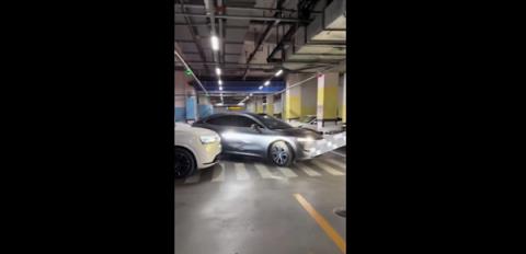 两辆新能源车遥控泊车相撞 到底谁负全责:官方给答案(图1)