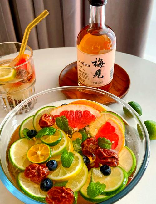 酒杯里放水果有什么好处？喝酒杯子里面放水果