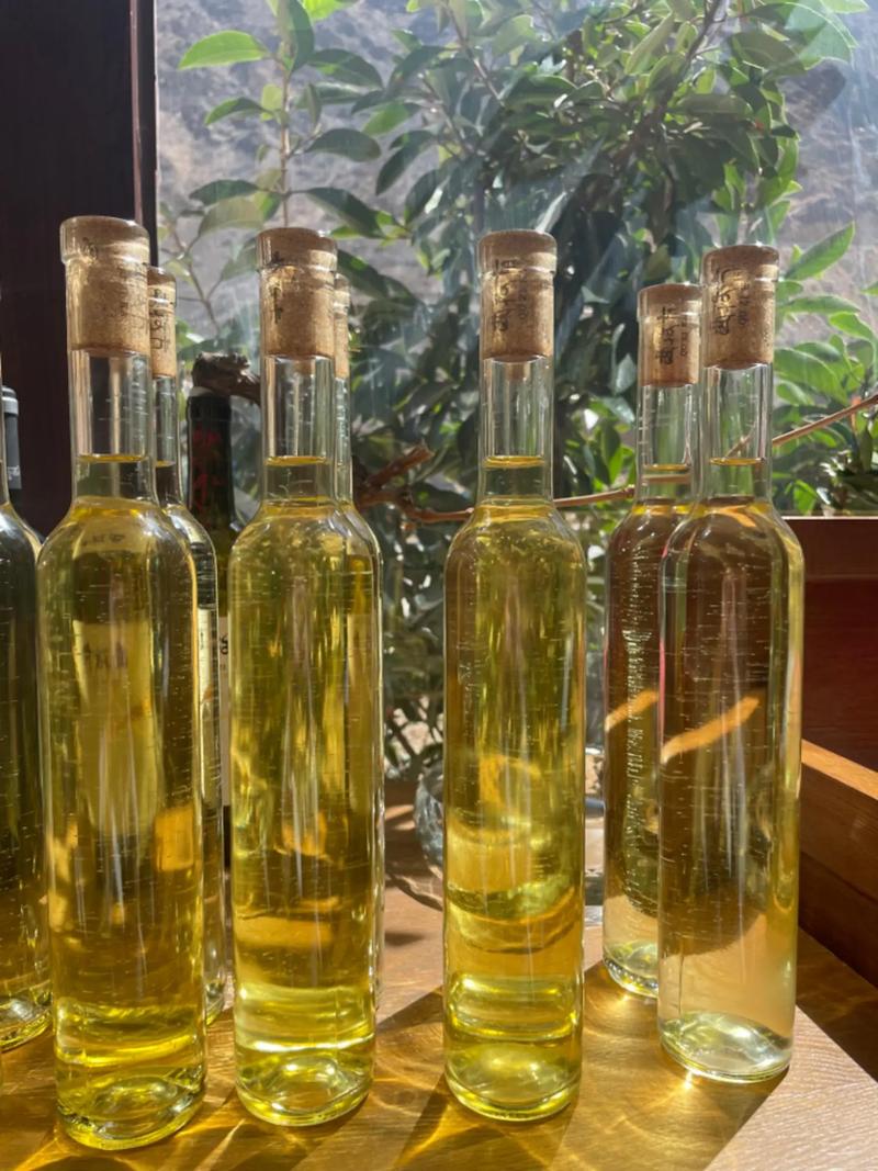 白葡萄酒变成褐色能喝吗？白葡萄酒变成棕色