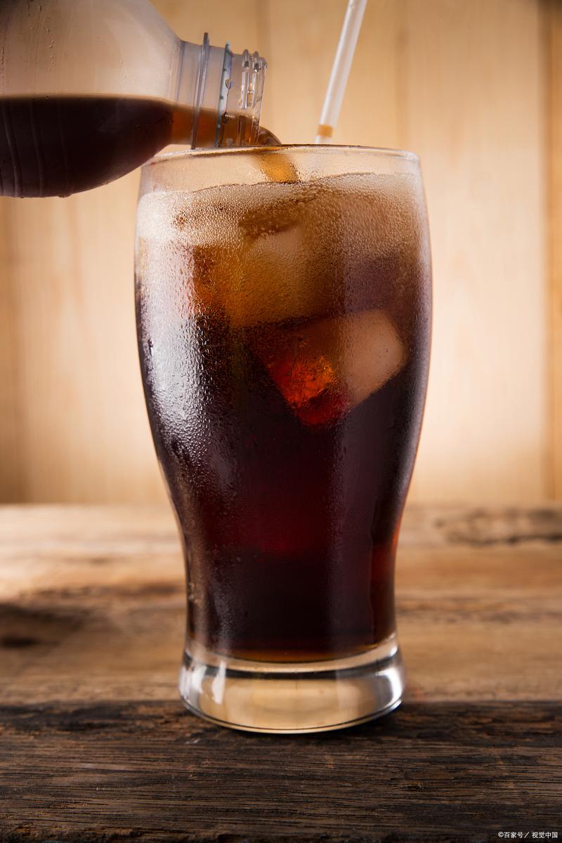 可乐倒到杯子里可以微波炉热？可乐倒在碗里放微波炉