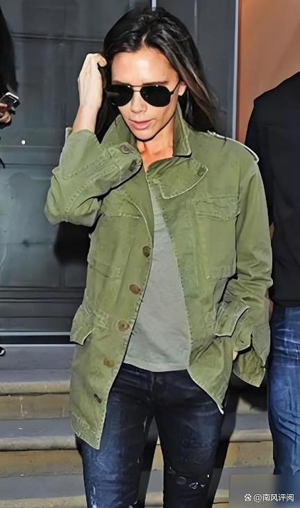 军绿短外套搭什么衣服？军绿色短外套内搭什么颜色好看