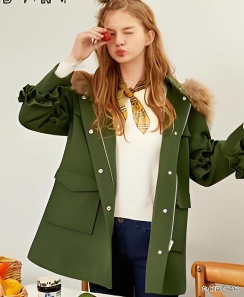 军绿短外套搭什么衣服?军绿色短外套内搭什么颜色好看