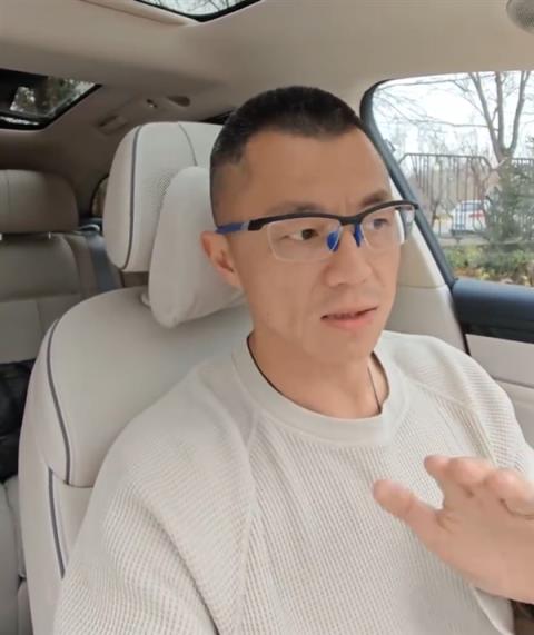 自媒体爆赞特斯拉落水自动降窗!陈震向客服求证:没听过有这个功能(图3)