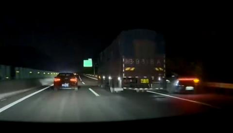 轿车和大货车并行压车10分钟 特斯拉ModelY司机出手了(图2)