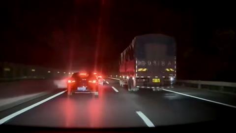 轿车和大货车并行压车10分钟 特斯拉ModelY司机出手了(图3)