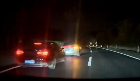 轿车和大货车并行压车10分钟 特斯拉ModelY司机出手了(图4)