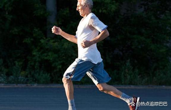 六旬老人做14个单杠大回环突发心梗?网友:没有前兆吗