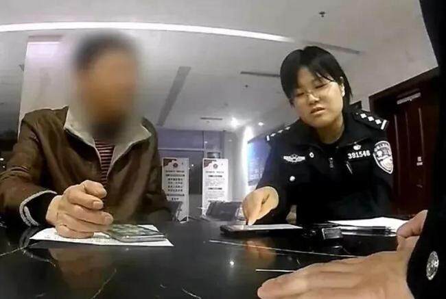 男子把金条藏辣酱里寄给诈骗分子 民警上演快递拦截“闪电战”