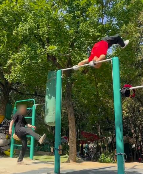 量力而为！六旬老人公园里连做14个单杠大回环心梗离世(图2)