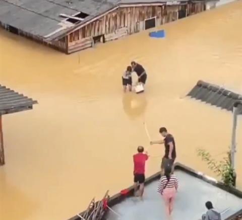 泰国遭遇世纪暴雨41人死亡：派遣航母充当“移动医院”(图2)