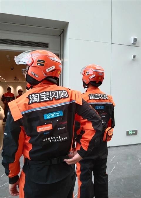 京东外卖员新工服酷似“赛车服”  知情人士回应引期待(图2)