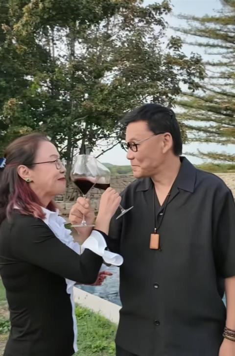 李国庆现身法国度假：与白月光妻子喝交杯酒 甜蜜对视(图2)