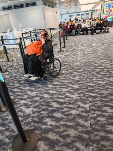 健全印度人坐轮椅引热议 被指浪费公共资源:杭州机场回应了(图2)