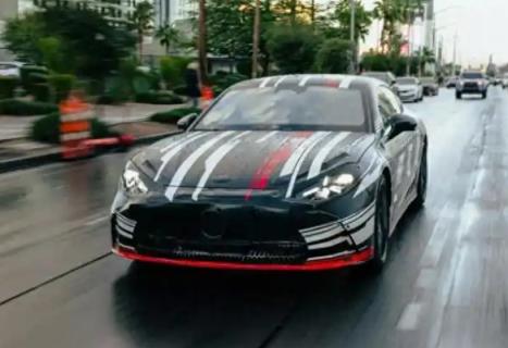 AMG首款纯电GT曝光！F1车手乔治·拉塞尔试驾直呼“疯狂”(图2)