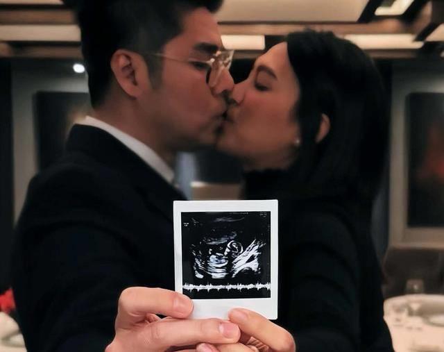恭喜！香港知名男星宣布模特妻子怀孕，两人相差10岁感情稳定