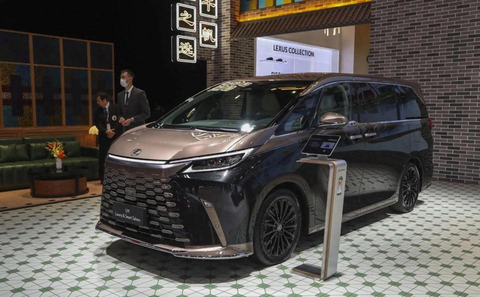雷克萨斯LM全新特别版亮相广州车展，改装大尺寸4K显示屏，期待