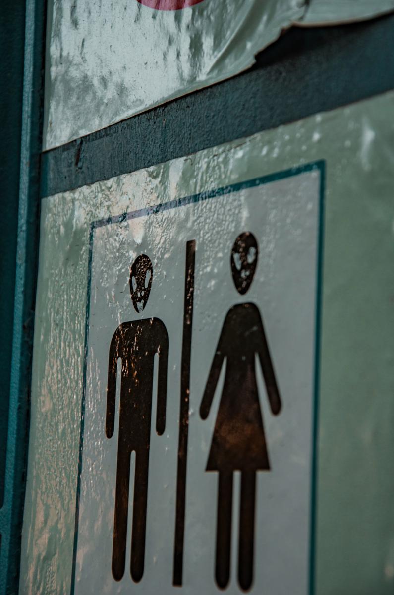 “奇葩”公厕标识该规整了!这些让人脸红的符号该统一了