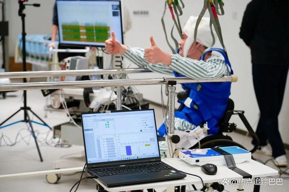 首例“医保价”脑机接口手术完成?网友:植入设备截瘫者会怎样