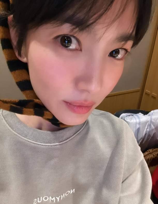 宋慧乔44岁庆生照似少女，离婚6年逆生长，75万镶钻腕表尽显奢华