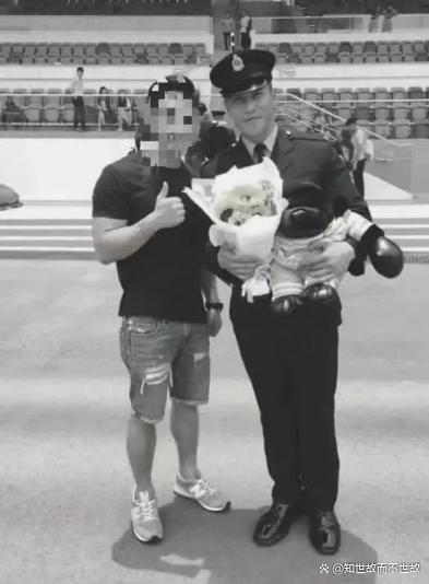 消防员何伟豪殉职?香港市民留言致敬:英雄?落更喇!