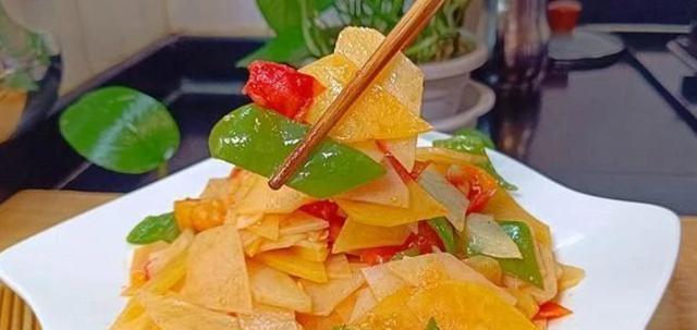 土豆片怎么炒好吃，还得是用西红柿炒，酸香味美，开胃下饭