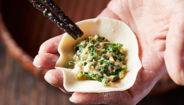 包饺子时，学会“盐水油”的技巧，饺子馅料多汁喷香，口感鲜美！