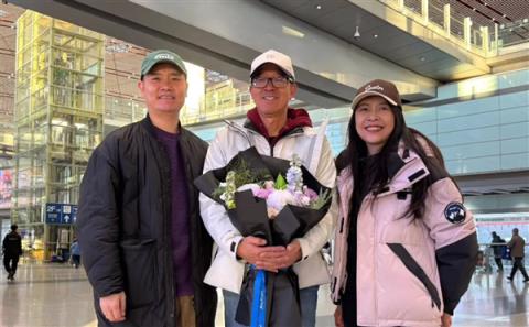 俞敏洪南极之旅结束 发视频晒在机场照片(图2)