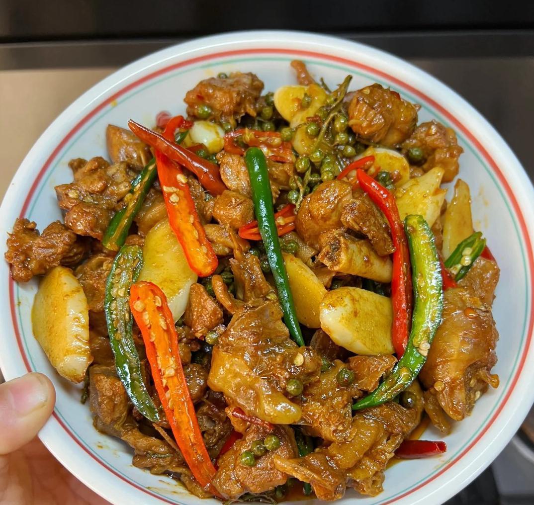 刚出锅的焖鸭肉，肉质鲜嫩，汁浓味美！清热润燥，养生又下饭