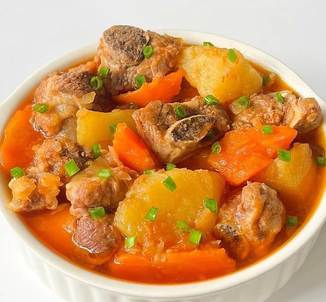 2根排骨3个番茄，天冷了我家最爱这样炖一锅，连汁都吃不剩真开胃