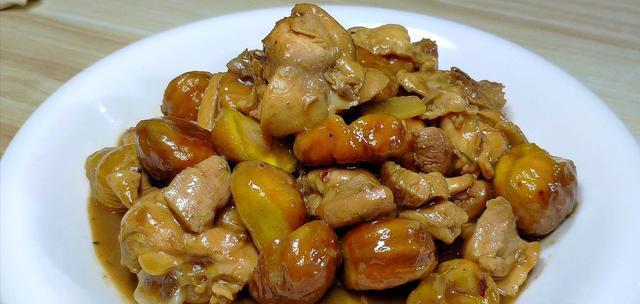 天冷了，来上一锅热气腾腾香浓“板栗焖鸡”别提有多幸福了！