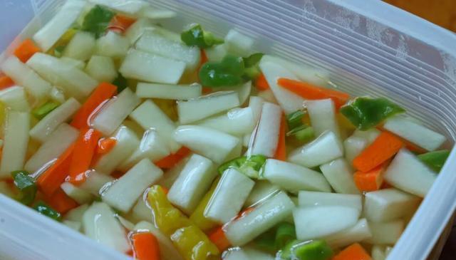 冬天的萝卜就这样做，简单泡上一大盒子，酸辣脆爽，既开胃又下饭