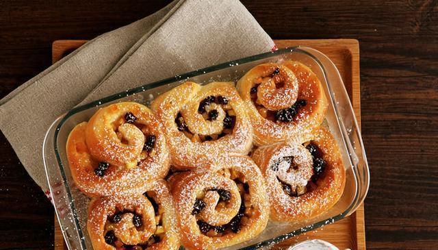 美味是值得等待的！用简单揉的低温冷藏面团做蜜糖苹果面包卷