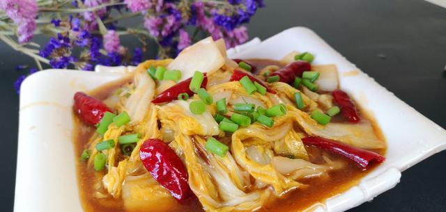 白菜这做法真简单，酸辣脆爽又开胃，比大鱼大肉都好吃，太下饭了