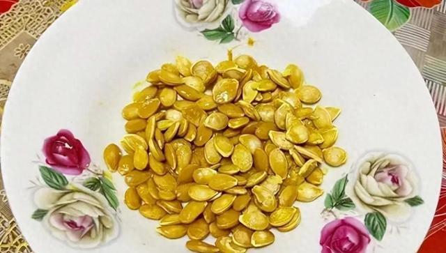 这菜很多人只吃果肉，却不知籽才是宝，每天吃点，改善睡眠好处多