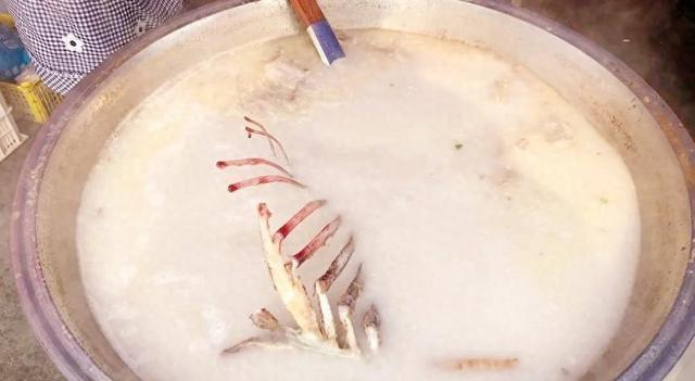 炖羊肉汤，牢记3放2不放，这样做汤浓肉香无膻味，上桌孩子抢着喝