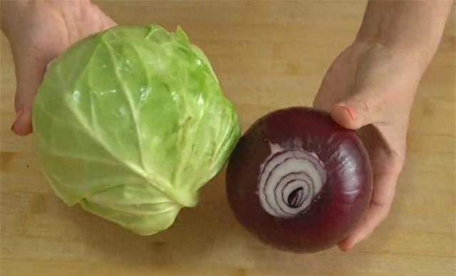 秋冬太冷不想出去买菜？家里剩的包菜里加1个洋葱，孩子超爱吃