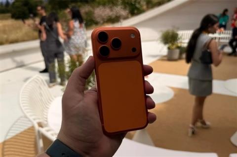 iPhone17Pro全程拍摄！库克点赞苹果2025假日短片(图2)