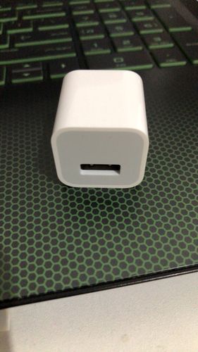 苹果六充电时使用感觉有电流？iphone6s充电的时候摸着有静电