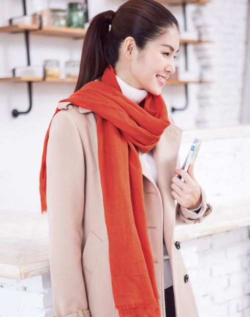 桔红色围巾配什么颜色衣服？橘红色围巾搭配什么颜色衣服